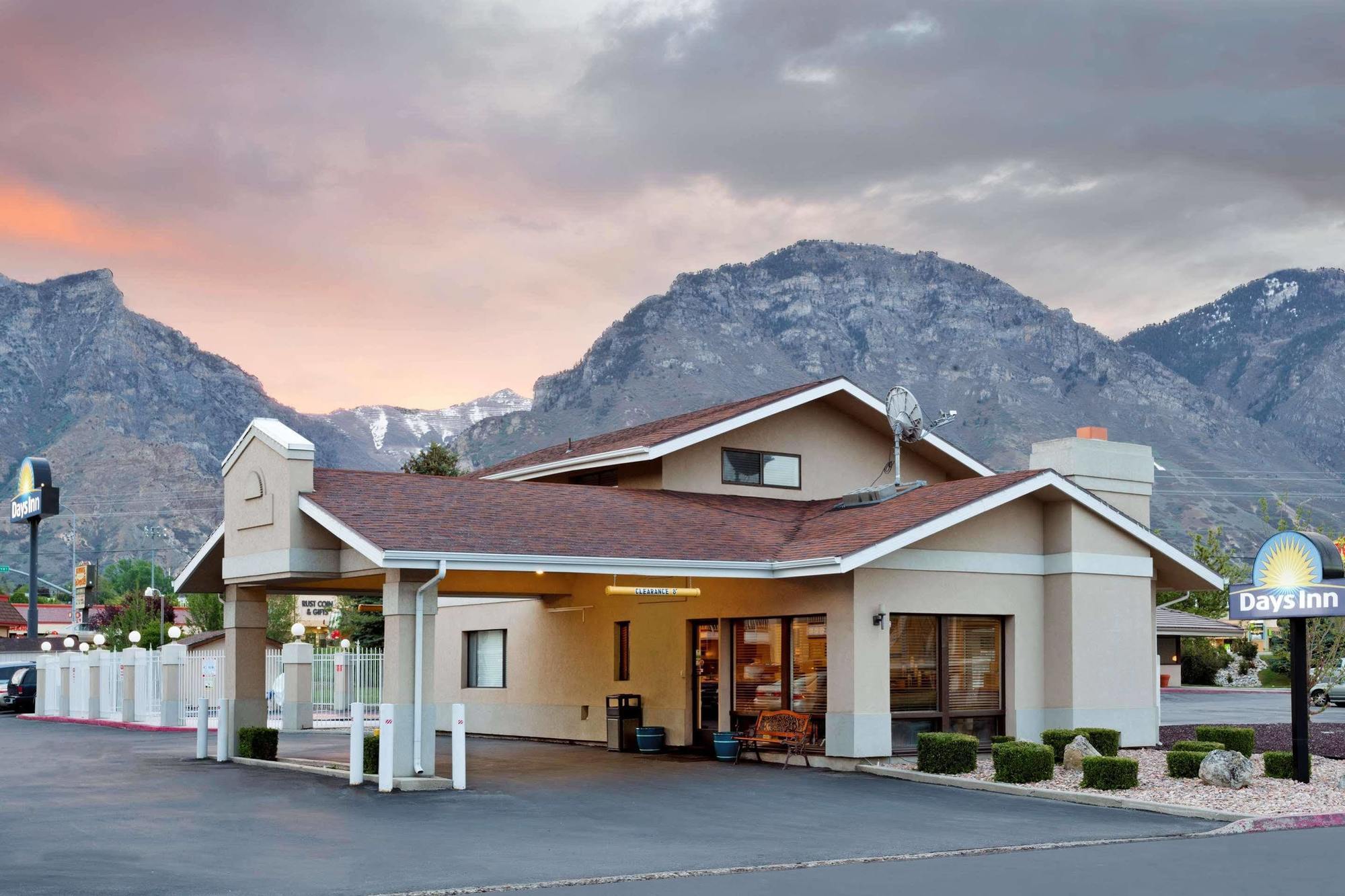 Days Inn By Wyndham Provo Exterior photo